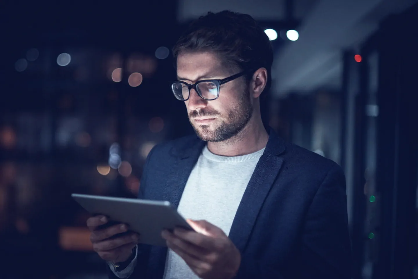 Trader looking at Forex app on a tablet