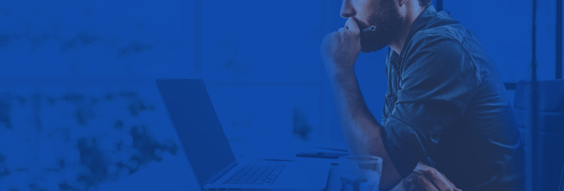 Header image on desktop of a trader on FOREX.com