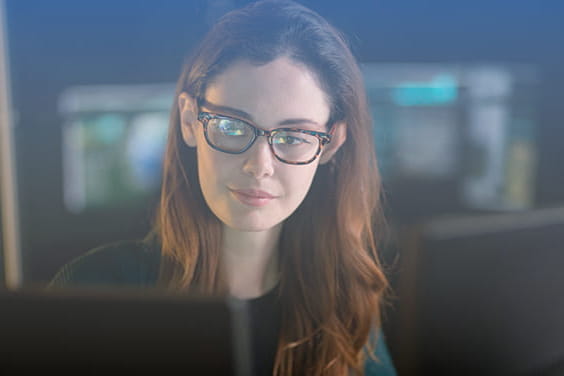 Una mujer con gafas