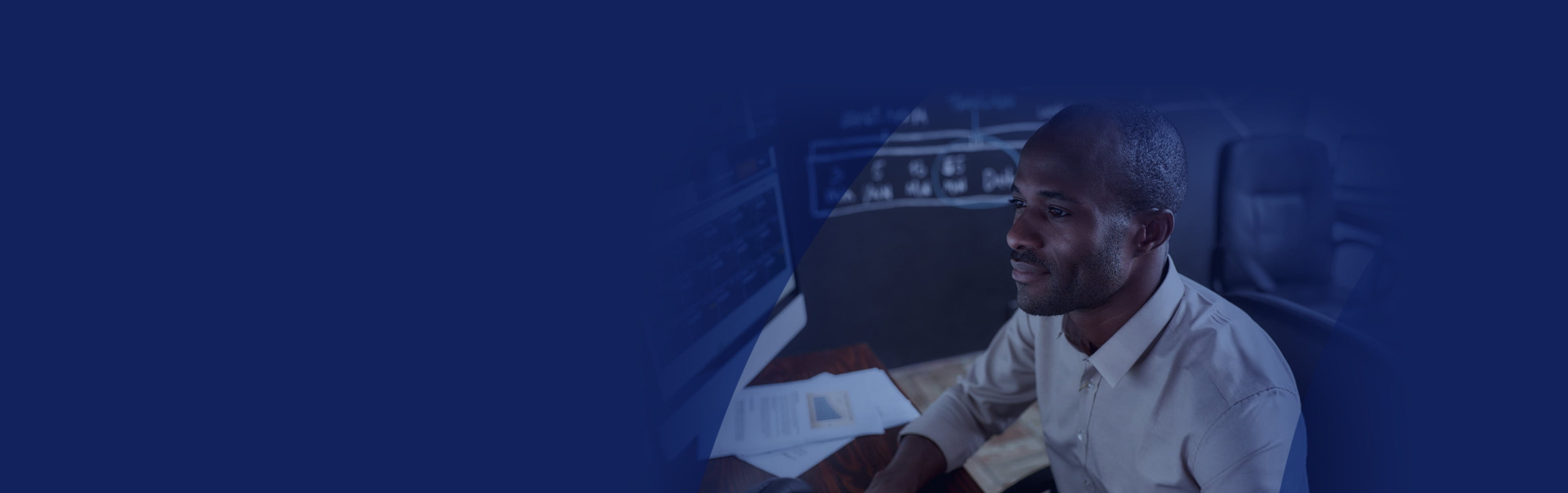 Un hombre mirando datos financieros en un monitor