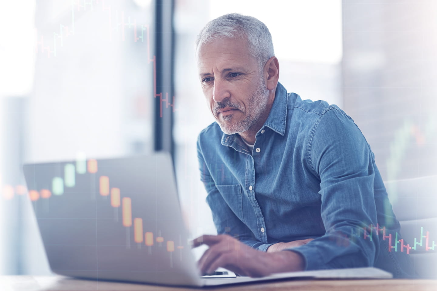 Un trader con una laptop