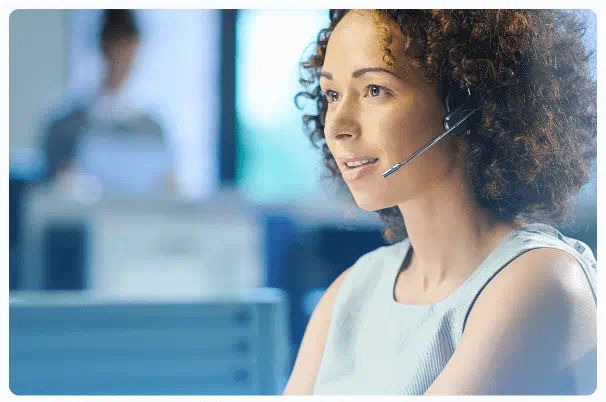 Representante del equipo de soporte con auriculares en las oficinas de FOREX.com