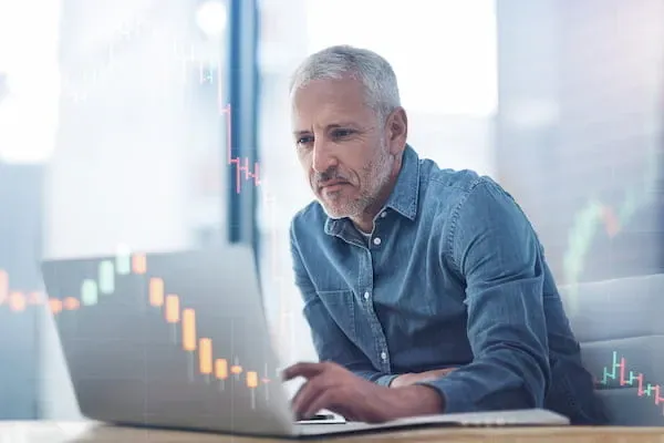 Trader en una computadora portátil de FOREX.com