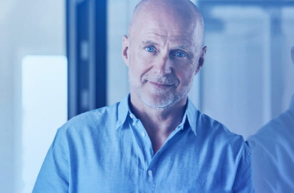hombre usando una camisa azul