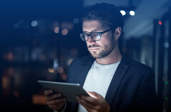 Trader przeglądający aplikację Forex na tablecie